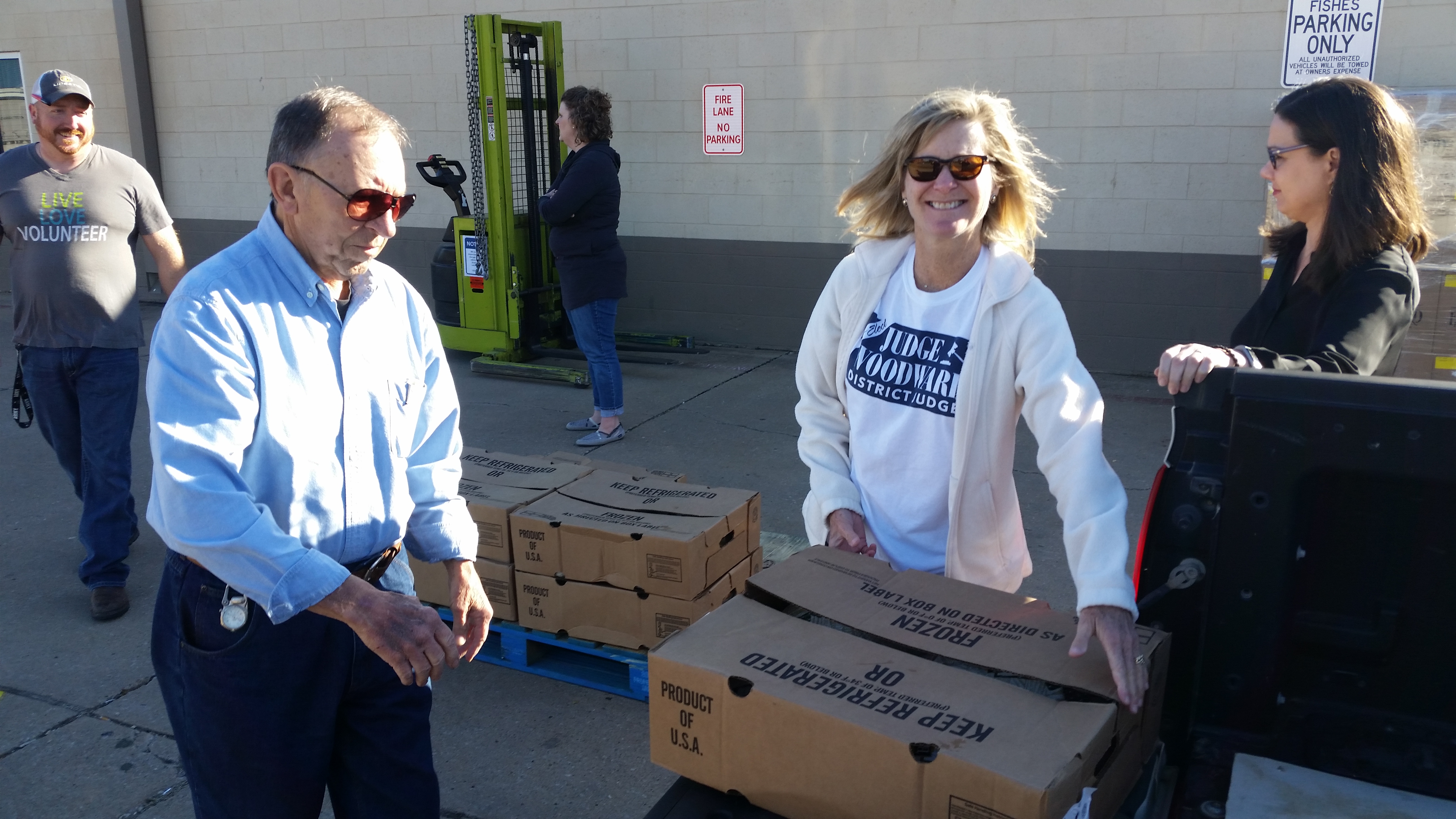 Volunteers unloading turkeys at L&Fs